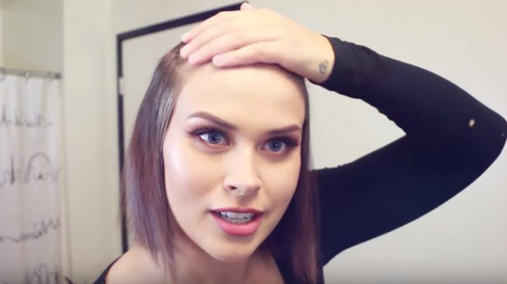 Viral pe internet. O vloggeriţă s-a ras pe cap şi a postat video pe YouTube