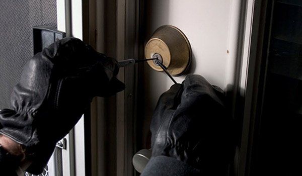 Cu ușa ruptă și agresate: Două bătrâne, jefuite de tâlhari. Foto simbol: torontohomewatch.net