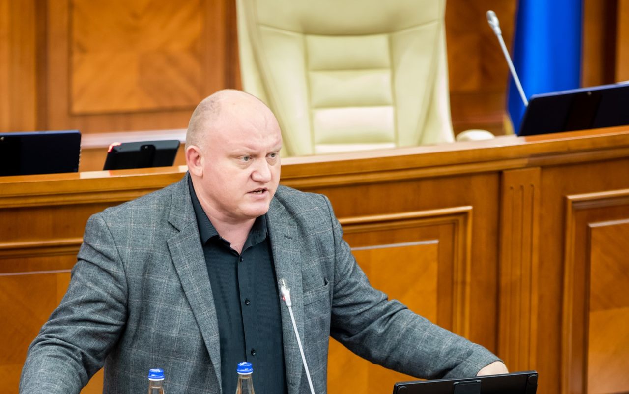 Введение чрезвычайного положения вызвало критику в адрес властей.