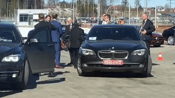 Немецкий посол прибыл на открытие завода "Mercedes" на автомобиле BMW.