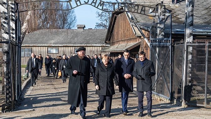 Меркель впервые посетила концлагерь в Освенциме.