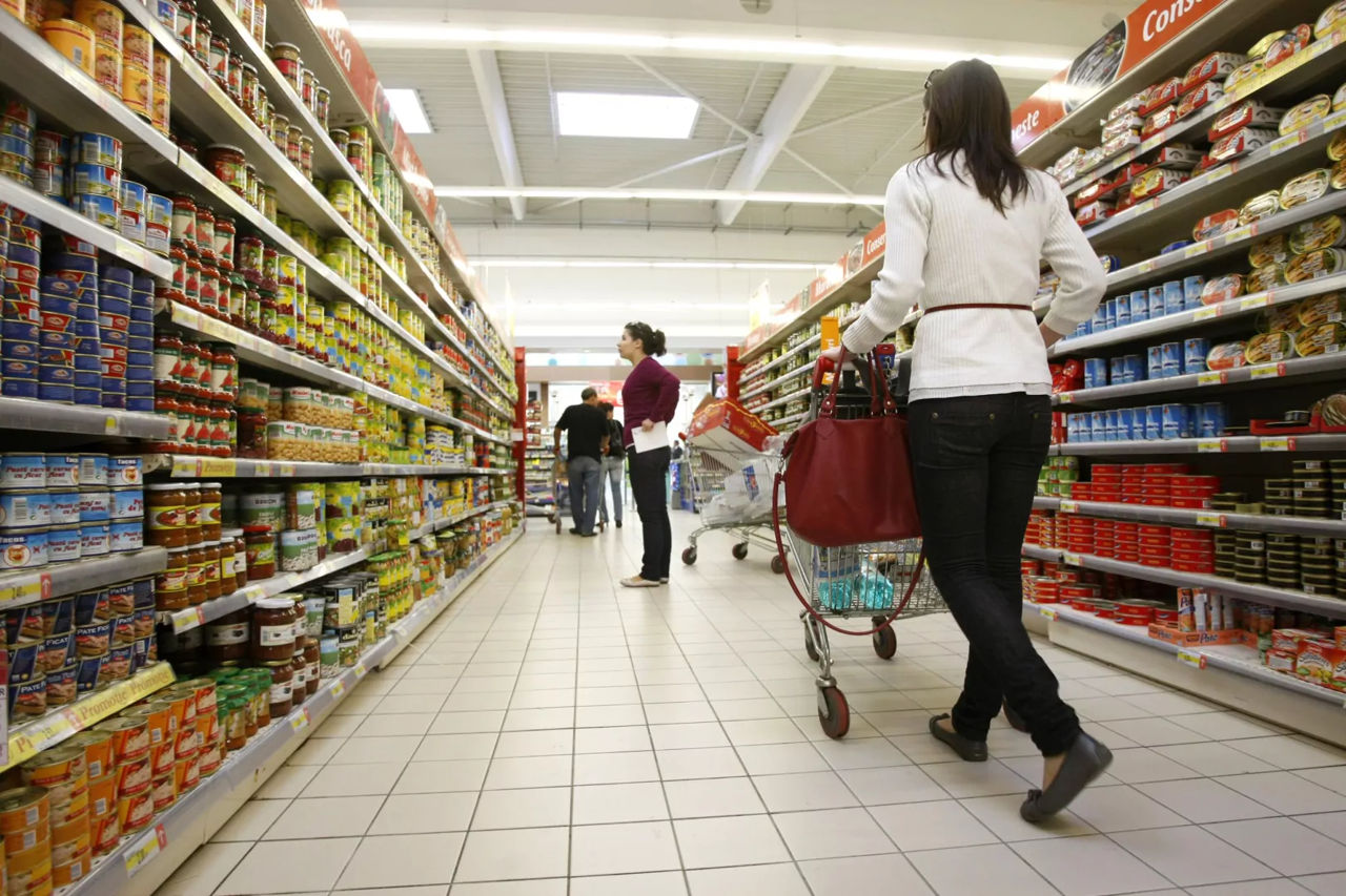 Românii strâng cureaua din cauza scumpirilor: Nu mai cumpărăm, că n-avem cu ce.