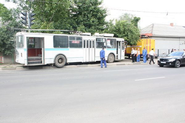 На место ДТП прибыли полиция и аварийная служба троллейбусного управления.