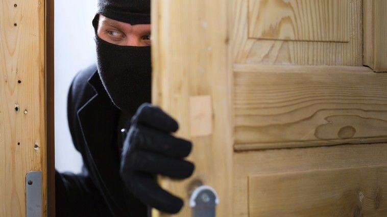 В Шолданештах налетчики с чулками на голове ограбили пекарню 