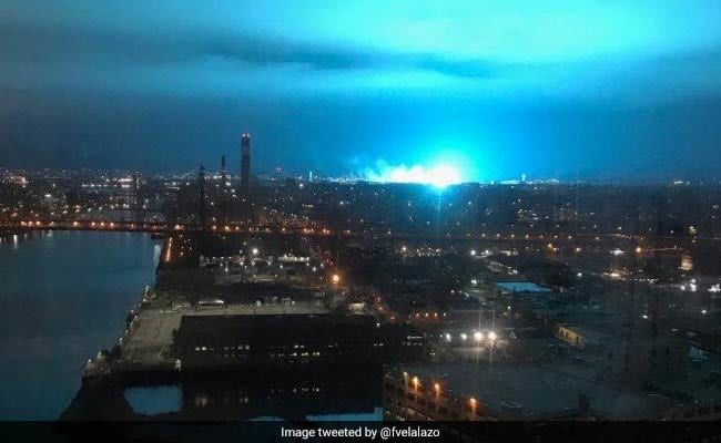 Жители Нью-Йорка размещают в соцсетях фотографии яркого голубого свечения в небе.