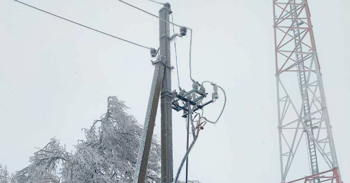 Avarii posibile la rețele în timpul intemperiilor: Premier Energy vine cu avertizări.