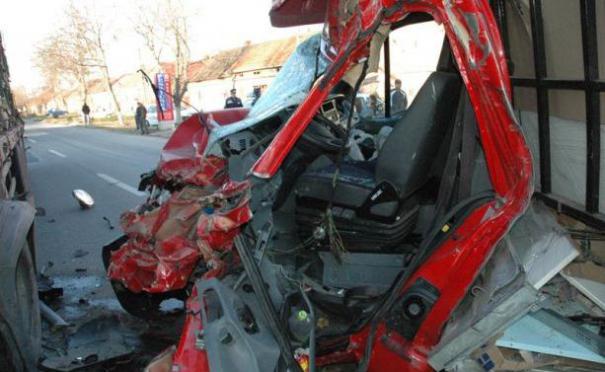 Poliţiştii continuă cercetările pentru aflarea împrejurărilor în care s-a produs accidentul