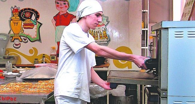 Некоторые студенты совмещают учебу с работой.