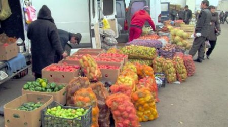 На оптовом рынке продавцов сельхозурожая еще много.