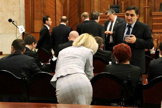  Parlamentul este acuzat că ar fi furat statului 12 milioane de lei printr-o lege adoptată la ultima şedinţă a Legislativului din această sesiune.