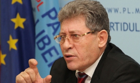 Mihai Ghimpu îl acuză pe unul dintre miniştrii liberali de faptul că ar promova federalizarea Republicii Moldova şi, astfel, ar reprezenta interesele Rusiei. 