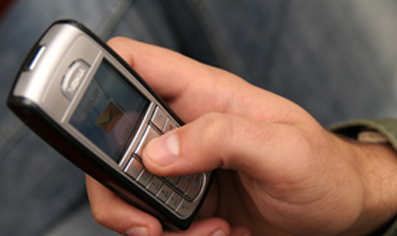 75% dintre persoane îşi folosesc telefonul mobil în baie. Foto: ziare.com