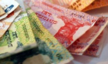 În luna martie curent, aceştia au ridicat salarii de circa 7700 lei, în timp ce în februarie venitul lor a fost de peste 6160 de lei.