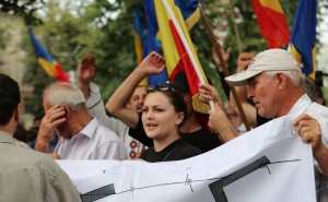Reprezentanții Platformei Acțiunea Civică 2012 au pichetat astăzi sediul Primăriei Chișinău.