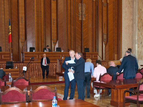 De această dată motivul a fost blocarea ședinței Parlamentului de către deputații PCRM.