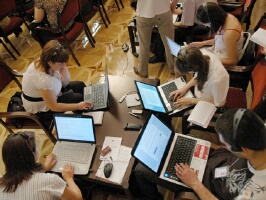 Certificatele au fost înmînate de către Maia Sandu, ministru al Educaţiei, şi Dona Şcola, viceministru al Tehnologiei Informaţiei şi Comunicaţiilor