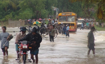 Meteorologii avertizează că ploile torenţiale vor continua să cadă în majoritatea zonelor afectate de inundaţii.