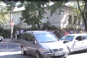 Poliția efectuează cercetări la fața locului pentru stabilirea circumstanțelor în care s-a produs accidentul