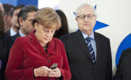 Principalul oponent al Angelei Merkel, social-democratul Peer Steinbrück, are un cont de Twitter pe care postează mesaje atât el, cât şi echipa sa de campanie.