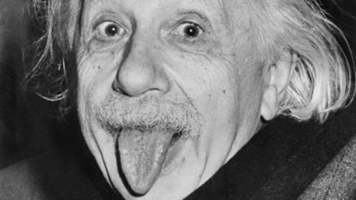 Fotografiile care îl înfăţişează pe Einstein în diferite ipostaze inedite au devenit arhicunoscute şi continuă să atragă atenţia în mediul virtual.