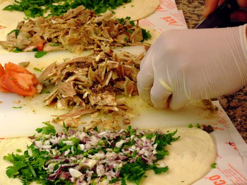 Pentru a preveni intoxicaţiile alimentare, specialiştii recomandă, spălarea frecventă cu săpun a mîinilor.