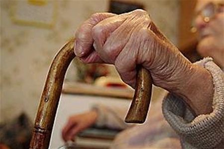 Участник Великой Отечественной войны, сбросил свою неподвижную тяжелобольную 83-летнюю жену с балкона третьего этажа, поскольку устал от невыносимой жизни.