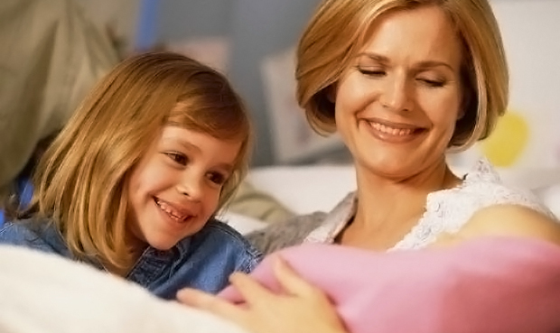 Indemnizaţia unică la naşterea primului copil, precum şi pentru fiecare copil următor, va fi majorată cu 300 de lei.