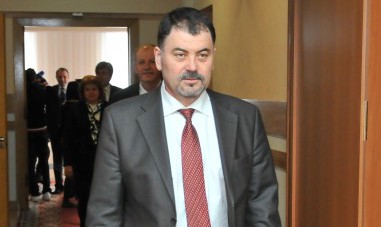 Киртоакэ намерен пригласить в свою команду троих однопартийцев - Михая Молдовану, Анатола Шалару и Октавиана Цыку. 