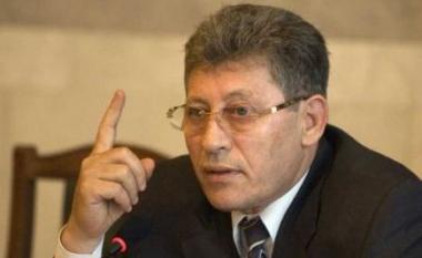 „Nu afectează comisia. Afectează comisia că nu au mese şi umblă pe la vecini şi caută mese cu trei picioare”, a replicat Mihai Ghimpu.