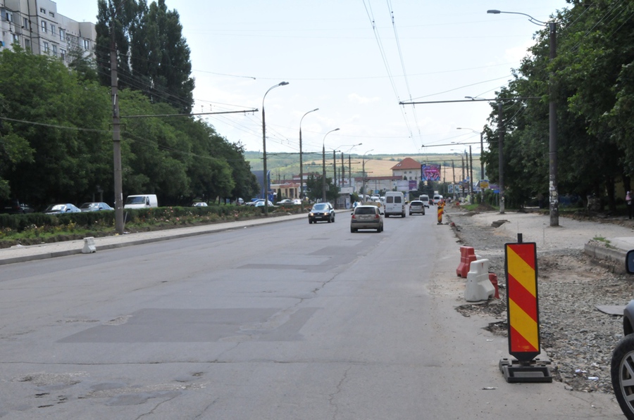 Amintim că primarul capitalei, Dorin Chirtoacă, a dispus evacuarea panourilor publicitare şi gheretelor din zone adiacentă străzii Alecu Russo.