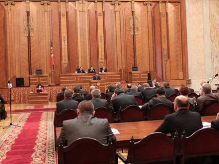  După aceste declarații, deputații au luat din nou pauză, la inițiativa deputatului liberal, Valeriu Munteanu, pentru a desfășura o ședință a Alianței.