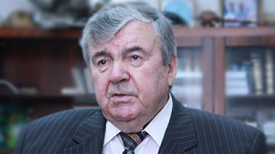 Intervenţia chirurgicală va fi efectuată de un grup de medici de la o clinică privată, unde a fost internat Snegur acum câteva zile.