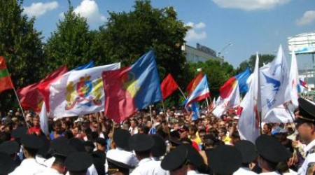 Контрманифестанты отказываются «переселяться» в сквер Театра оперы и балета.