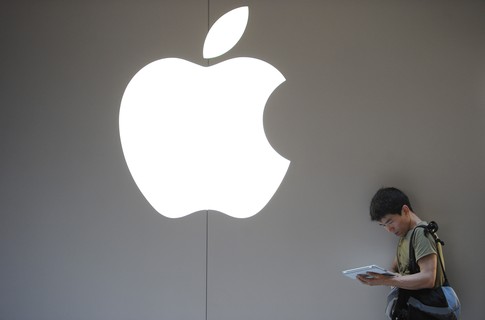 Фанаты Apple откладывают покупки в ожидании выхода нового смартфона.