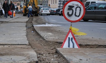 Столичные власти, ответственные за ремонт дорог, водопроводов и другие услуги, не могут гарантировать, что они не разрушатся вновь. 