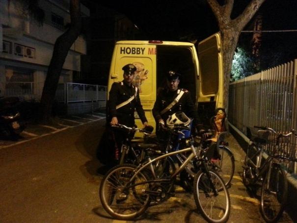 Polițiștii au interceptat camionul pe drum. În urma percheziției s-a constatat că vanul a fost furat, iar în portbagajul acestuia se aflau șapte biciclete.