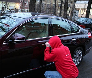 Полиция задержала двух молодых людей, подозреваемых в угоне автомобиля.