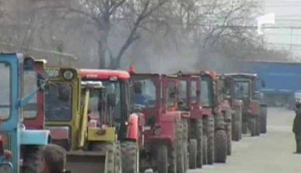 Şase organizaţii ale producătorilor agricoli au protestat astăzi, parcînd echipament agricol pe unele porţiuni ale drumurilor naţionale
