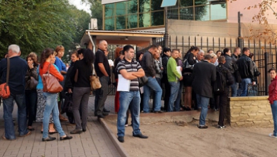 Каждое утро у румынского консульства в столице Молдовы, самого бедного европейского государства, собирается огромная очередь.