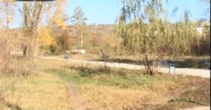 Трава выросла выше скамеек парка, аллеи полны выбоин, а игровые площадки для детей в значительной степени разрушены.