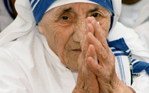 De asemenea, fluxurile financiare care treceau prin fondurile Maicăi Tereza tranzitau conturi bancare despre care nu se cunoaşte aproape nimic.
