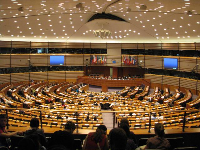 Oficialul este învinuit că în 2007-2010 a folosit şi a prezentat în PE documente false pentru a justifica servicii fictive de consultanţă 