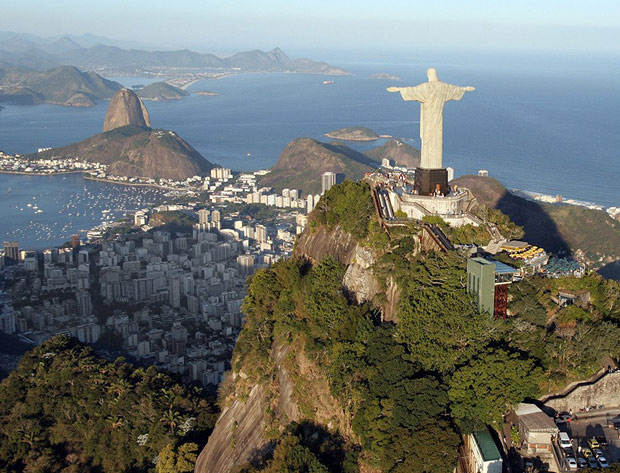  Carnavalul de la Rio de Janeiro a reuşit să atragă un număr record de turişti străini.