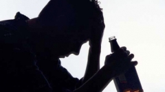 În opinia invitaţilor, tinerii de la sate nu au cu ce se ocupa, de aceea, îşi petrec timpul în baruri. 