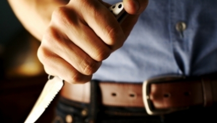 Femeia în vârstă de 44 de ani a sunat la poliție, după ce bărbatul i-a amenințat cu un cuțit. 
