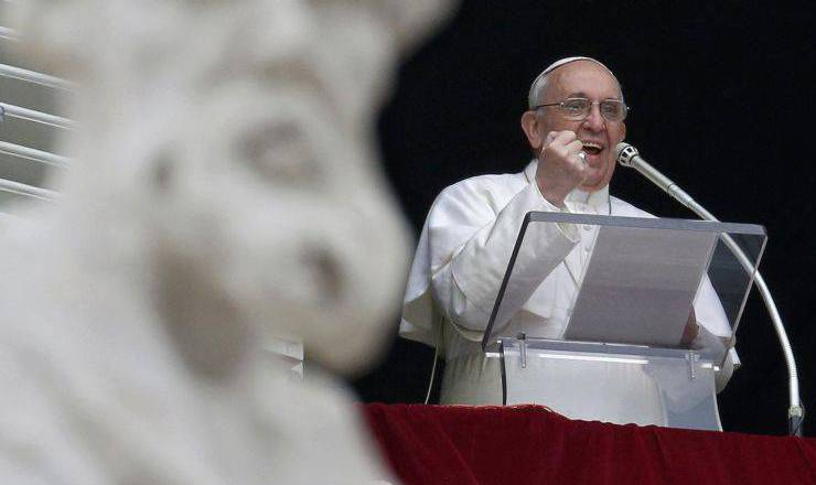 Papa Francisc va primi "Inelul Pescarului" în cursul ceremoniei de întronizare care se va desfăşură în acest moment la Vatican.  