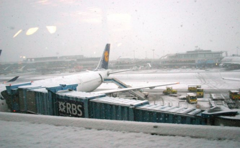 Aeroportul din Frankfurt, al treilea din Europa, a fost închis, marţi, din cauza ninsorilor abundente din capitala financiară germană, a anunţat un purtător de cuvânt al aeroportului.