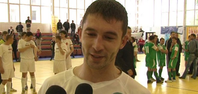 Potrivit martorilor oculari, el s-a aruncat de la balconul etajului şapte al apartamentului său