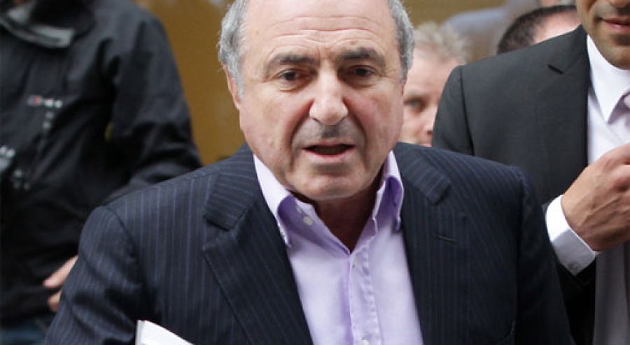 Misterul ce înconjoară decesul lui Boris Berezovski, miliardar şi opozant al lui Vladimir Putin, persista duminică, la o zi după descoperirea corpului acestuia.