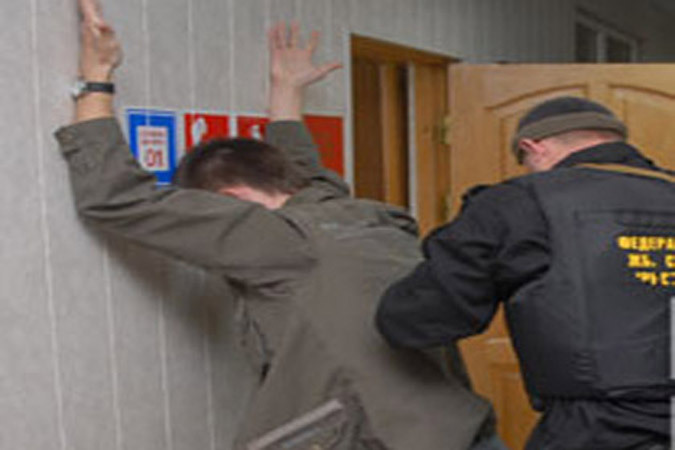 Две компании поссорившись, взялись за оружие.
